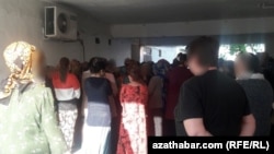 Azyk dükanyndaky nobat, Aşgabat, maý, 2020-nji ýyl. 