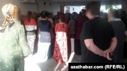 Очередь у магазина в Ашгабате.
