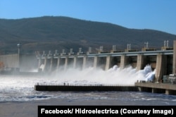 Alpiq cumpăra preferențial energie de la Hidroelectrica pe care o vindea la prețul pieței marilor consumatori de energie din România.