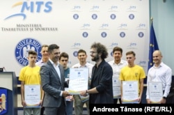 Bogdan Micu primește o diplomă de merit de la Ministrul Tineretului și Sportului, Eduard Novak, în cadrul festivității de premiere a sportivilor Federației Române de Alpinism și Escaladă, pentru rezultatele obținute în competițiile internaționale.