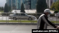 Häkimiýetler diňe bir adamlaryň hereketini däl, eýsem köçä çykmagyny hem çäklendirmek meselesine seredýärler. 