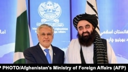 په عکس کې د پاکستان د بهرنیو چارو وزیر اسحاق ډار په افغانستان کې د طالبانو د حکومت د بهرنیو چارو وزیرامیر خان متقي سره په کابل کې د دوه‌اړخیزو خبرو پر مهال د لاس ورکولو په حال کې لیدل کېږي. ډار د اپرېل پر ۱۹مه افغانستان ته په یو ورځني سفر تللی و.
