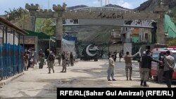 دروازه تورخم که از روز شنبه به روی رفت و آمد موتر های بار بری مسدود شده است 