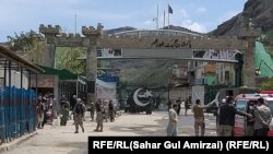 دروازه گذرگاه تورخم که از یک هفته به این طرف به روی رفت و آمد لاری های تجارتی مسدود مانده است 