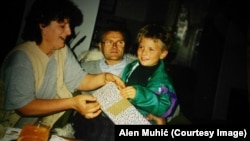 Alen Muhić iz djetinstva sa roditeljima Advijom i Muharemom u Goraždu 1996. godine: "Odrastao sam u porodici koja mi je ponudila ljubav i topao dom."