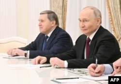 Президент Росії Володимир Путін у супроводі помічника Юрія Ушакова зустрічається зі спецпосланником США Стівом Віткоффом та зятем президента США Дональда Трампа Джаредом Кушнером (обох немає на фото) у Кремлі в Москві 2 грудня 2025 року