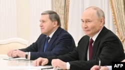 Президент России Владимир Путин (справа) и его помощник Юрий Ушаков на встрече с представителями президента США, Москва, 2 декабря 2025 года