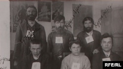 Заарештовані так звані «вороги народу», «куркулі і підкуркульники», які чинили опір розкуркуленню і примусовій колективізації. Із виставки у Києві, приуроченій роковинам Голодомору-геноциду 1932-33 років. 2007 рік