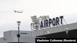 Aeroportul Internațional Chișinău, unde două curse au fost redirecționate, iar una reținută la sol, după închiderea temporară a spațiului aerian al R. Moldova, în noaptea de 28 spre 29 noiembrie 2025. Fotografie generică.