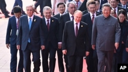 Гости товарища Си. Слева от Владимира Путина и Си Цзиньпина - президенты Казахстана (Касым-Жомарт Токаев), Узбекистана (Шавкат Мирзиёев) и Таджикистана (Эмомали Рахмон). Пекин, 3 сентября 2025 года