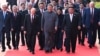 Председатель КНР Си Цзиньпин (в центре) и иностранные лидеры, включая президента России Владимира Путина (в центре слева) и лидера Северной Кореи Ким Чен Ына (в центре справа), идут к трибуне перед церемонией в честь 80-й годовщины капитуляции Японии во Второй мировой войне