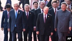 Kineski lider Si Đinping (desno) sa stranim liderima – uključujući predsednika Kazahstana Kasima-Žomarta Tokajeva i predsednika Uzbekistana Šavkata Mirzijajeva – na vojnoj paradi u Pekingu 3. septembra 2025.