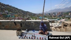 شماری از باشنده‌های کابل می‌گویند که شیوع ویروس کرونا بر روان مردم تاثیر منفی گذاشته است.
