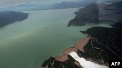 د پاکستان تربیلا ډېم چې د ملک لپاره د بجلۍ یوه لویه برخه جوړوي. 