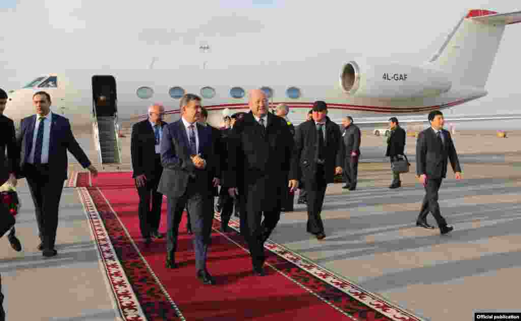 Армения Республикасынын премьер-министри Карен Карапетян баштаган делегация&nbsp;&laquo;Манас&raquo; Эл аралык аэропортунда.