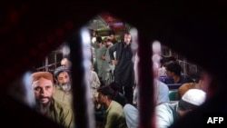 شماری از مهاجرین افغان که اخیراً از سوی پولیس پاکستان دستگیر شده اند (آرشیف)