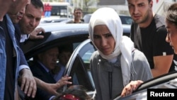 Президент Эрдоган үй-бүлө мүчөлөрү менен Стамбулдун аэропортунда. 16-июль, 2016-жыл.