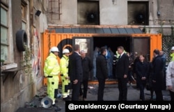 Klaus Iohannis vizitează locul tragediei de la Colectiv, la câteva zile după incendiu.
