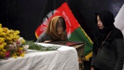 خانواده ناکامورا در هنگام بدرقه پیکر او