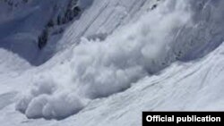 Тоолуу жолдогу көчкү. Иллюстрациялык сүрөт.