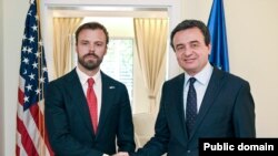 Kryeministri në detyrë i Kosovës, Albin Kurti me zyrtarin e lartë të Departamentit amerikan të Shtetit, Brendan Hanrahan.