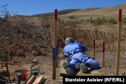 Співробітник ANAMA під час розмінування