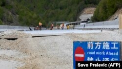Ndërtimi i autostradës së re që lidh qytetin e Tivarit në bregdetin Adriatik të Malit të Zi me fqinjin pa dalje në det, Serbinë, (autostrada Bar-Boljare), afër Kolashinit, maj 2021.