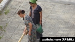 Lebap sebitinde arassaçylyk işlerine çekilen pedagoglar. Arhiw suraty