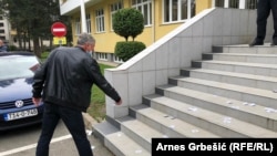 Protest opozicije u Doboju, odbacili posmatračke iskaznice.