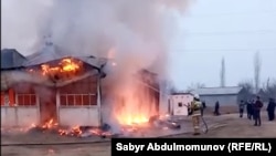 Өрттөнүп жаткан Чоң-Талаа орто мектеби. Баткен. 7-декабрь, 2020-жыл.