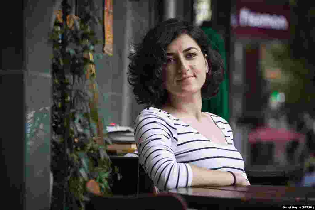 ვარდუჰი ბალიანი, ჟურნალისტი სტამბოლი, თურქეთი "თავიდან სკეპტიკურად ვიყავი განწყობილი ამ ყველაფრის მიმართ. თუმცა, როდესაც ხალხმა შეკრება დაიწყო, აღმოჩნდა, რომ მუშაობის დროს პარალელურად სულ ვუყურებდი აქციებს ტელეფონში. ვეღარაფერზე ვახერხებდი კონცენტრირებას, ამიტომ მაშინვე ვიყიდე თვითმფრინავის ბილეთი."