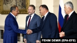 Mladen Ivanić kao član Predsjedništva BiH se pozdravlja sa ruskim šefom diplomatije Sergejom Lavrovim prilikom njegove posjete Sarajevu 21. septembra 2018. Desno i lijevo od Ivanića su Bakir Izetbebović Dragan Čović.