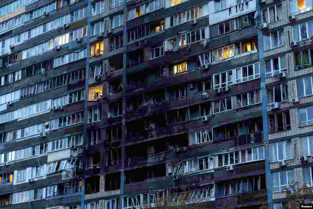 Обугленный внешний вид жилого дома в Киеве после ударов на фоне нападения России на Украину, в Киеве, Украина, 10 октября 2025 года. REUTERS/Thomas Peter