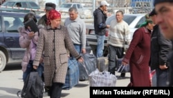 Кыргыз-казак чек арасынан өтүп жаткан мигранттар