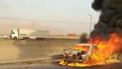 د ایراني سرتېري له لوري ویشتل شوی د افغان مسافرو موټر چې د اور لمبو کې سوځي.