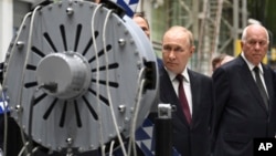 Путин и Чемезов (справа) на заводе авиационных двигателей в Самаре, 2025 год