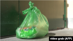 Qese me mbeturina dhe kokën e një derri para një xhamie në periferi të Parisit.