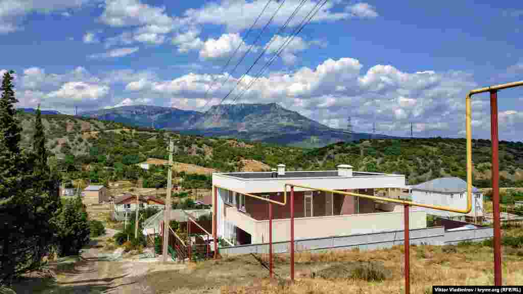 У путівнику по Криму селище описувалося так: &laquo;Корбекли &ndash; типове татарське село, що мальовничо розкинулося по розгалуженнях глибокого яру. Все село потопає у віковій ліщині. У Корбеклах можна переночувати в агента гірського клубу Джеліл-Мустафа-Оглу, який радо приймає туристів, або в одній із кав'ярень, в загальній кімнаті, де, звичайно, не зовсім охайно; за нічліг сплачують 20 копійок. Хорошим провідником на Чатир-Даг і до печер служить у Корбеклах татарин Фазли-Сіїнь, який добре говорить по-російськи&raquo;