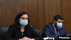 ԱԺ «Իմ քայլը» խմբակցության պատգամավոր Լենա Նազարյանը և Արմեն Եղոյանը ճեպազրույցով են հանդես գալիս, 19 նոյեմբերի, 2020թ.