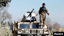 Un membru al forțelor afgane de securitate, în provincia Nangarhar, unde tocmai fusese ucis un militar american. 