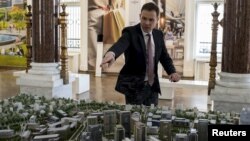 Siniša Mali ispred makete kontroverznog projekta Beograd na vodi