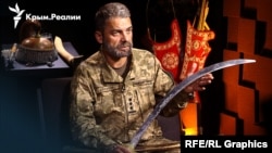 Полковник ВСУ Тимур Баротов и его коллекция крымскотатарского оружия. Коллаж