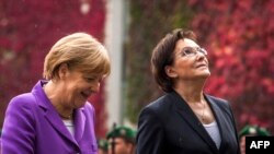 Германиянын канцлери Ангела Меркел (солдо) жана Польшанын премьер-министри Ева Копач (оңдо) Аскерий салтанатта. Берлин, 9-октябрь 2014