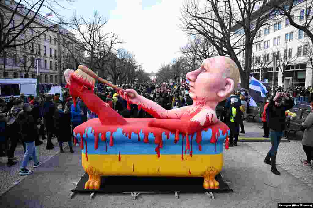 Изображение Путина, купающегося в украинской крови, перед посольством России в Берлине в марте 2024 года.