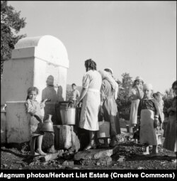 Чешме – традиційні кримськотатарські фонтани. Крим, 1943 рік