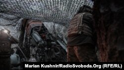 په اوکراین کې یو سرتېری په مورچه کې د امریکايي وسلې کارولو تیاری کوي - انځور له ارشیفه.