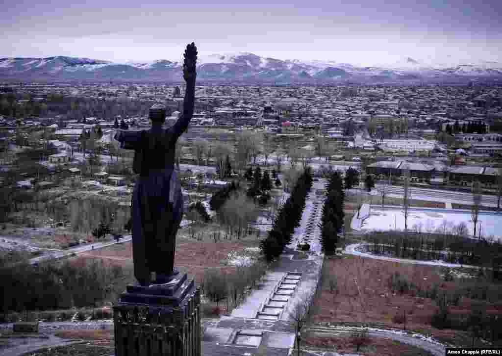 Над Гюмри возвышается статуя "Матери-Армении". В июне 2015 года, спустя 5 месяцев после убийства, у ее подножия было найдено тело рсосийского солдата Ивана Новикова, со следами многочисленных ударов. По подозрению в этом убийстве был арестован еще один военнослужащий российской военной базы.