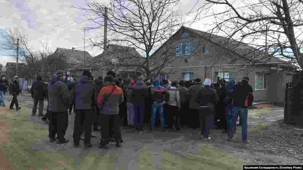 Ці люди зібралися підтримати сім'ю Рустема Емірусеїнова в день обшуку