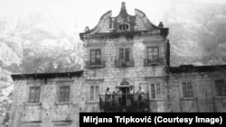 Porodica Tripković na terasi palate u 19. vijeku, Dobrota, Crna Gora