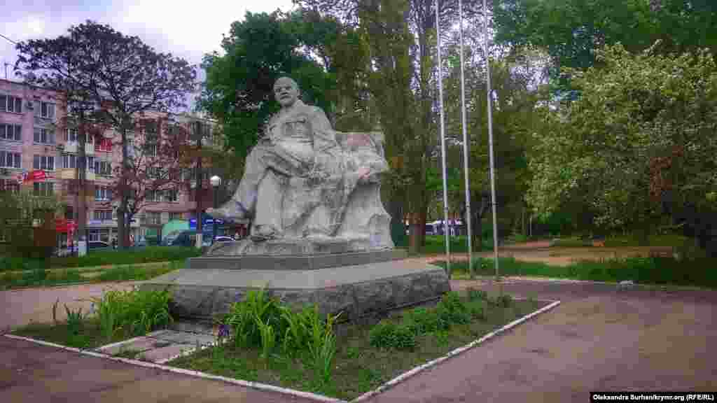 Олега Сенцова затримали 10 травня 2014 року і звинуватили в організації низки терористичних актів. За версією слідства, один з об'єктів, які Олег нібито планував підірвати &ndash; пам'ятник Леніну на залізничному вокзалі Сімферополя